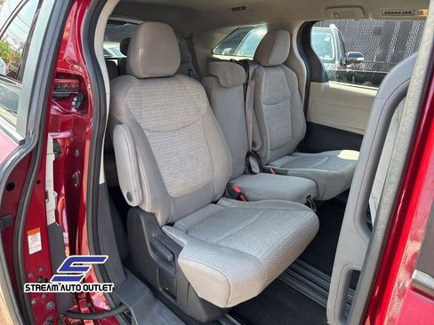 Used 2022 Toyota Sienna LE image 18