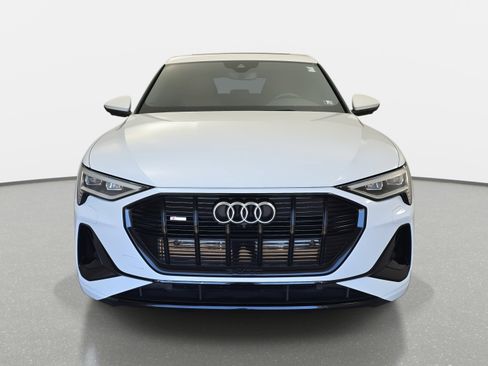 Used 2022 Audi e-tron Premium Plus w/ Premium Plus Package image 2
