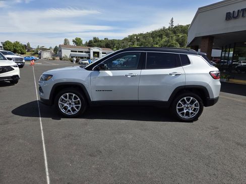 Used 2025 Jeep Compass Limited AWD/4WD image 8
