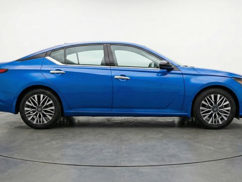 Used 2025 Nissan Altima 2.5 SV FWD image 11
