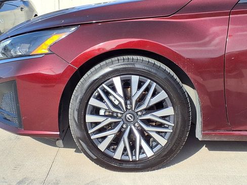 Used 2025 Nissan Altima 2.5 SV FWD image 9