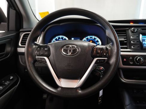 Used 2019 Toyota Highlander LE AWD/4WD image 18