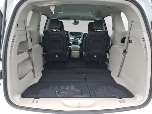 Used 2024 Chrysler Pacifica Touring-L image 10