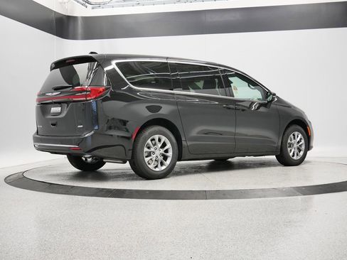 New 2026 Chrysler Pacifica Select image 8