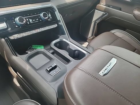 Used 2025 GMC Sierra 2500 Denali w/ Technology Package AWD/4WD image 38