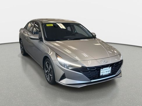 Used 2023 Hyundai Elantra SEL w/ Convenience Package image 3