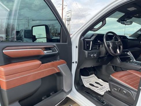 Used 2025 GMC Sierra 2500 Denali Ultimate image 9