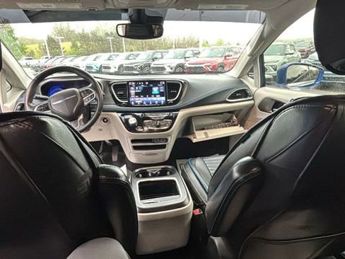 Used 2021 Chrysler Pacifica Touring-L FWD image 22