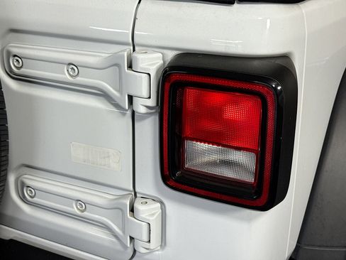 Used 2018 Jeep Wrangler Unlimited Sport S image 34