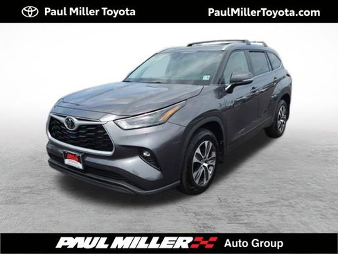 Used 2023 Toyota Highlander XLE AWD/4WD image 1