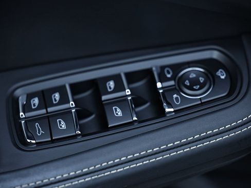 Used 2023 Porsche Macan S image 21