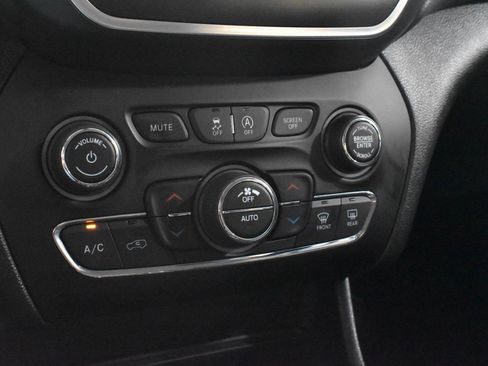 Used 2020 Jeep Cherokee Trailhawk w/ Cold Weather Group AWD/4WD image 18