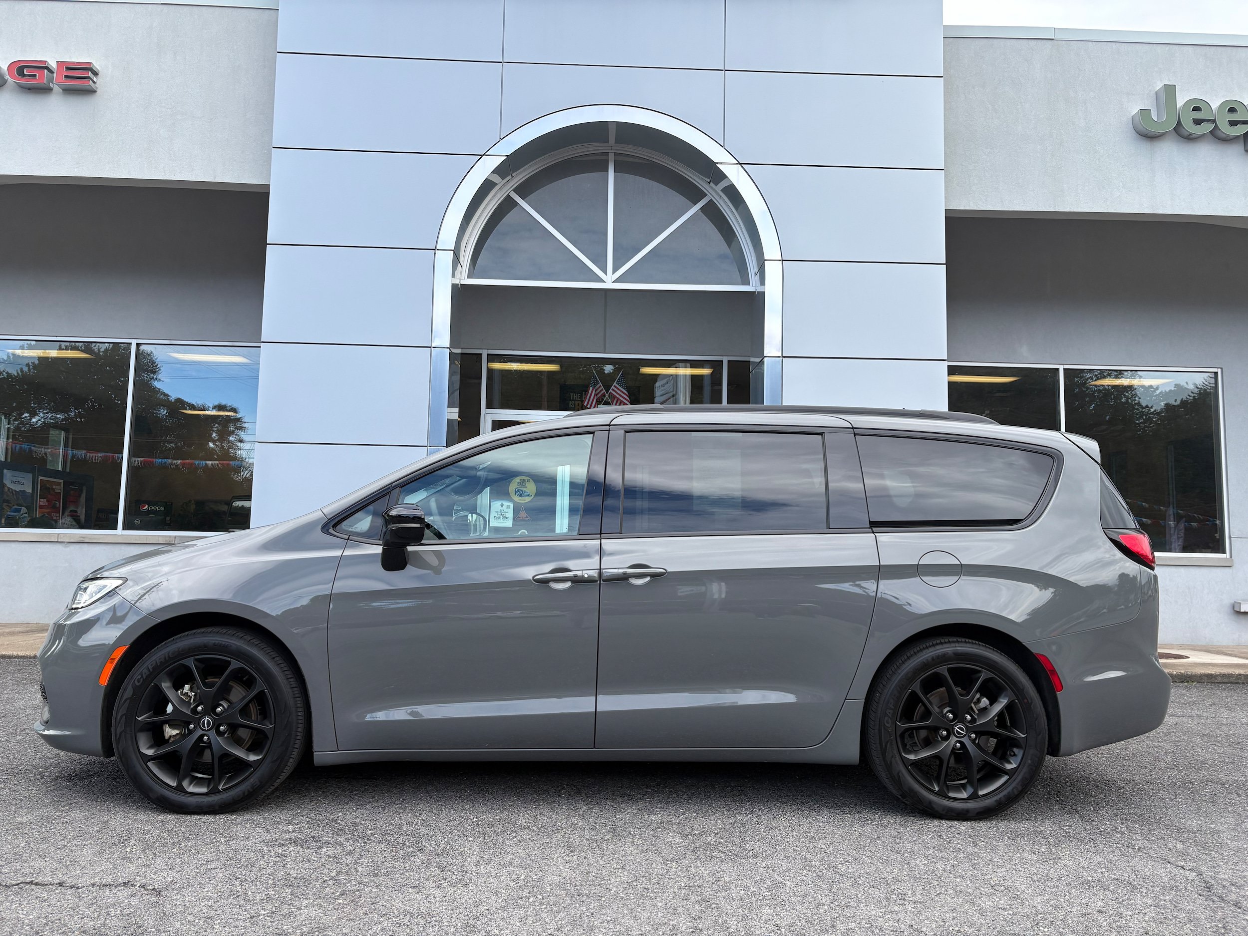 Certified 2025 Chrysler Pacifica Limited FWD image 2