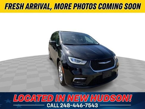 Used 2024 Chrysler Pacifica Touring-L FWD image 4