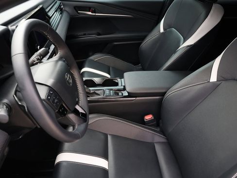 Used 2025 Toyota Camry SE image 14