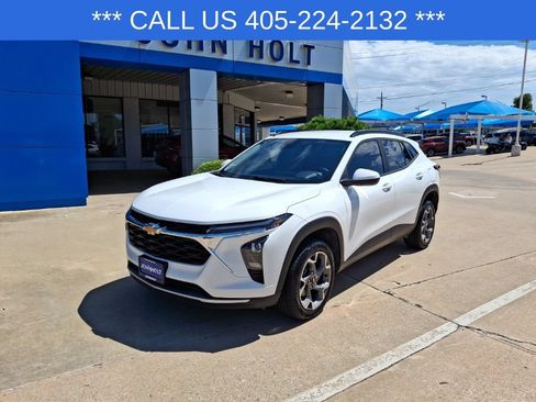 Used 2024 Chevrolet Trax LT w/ Driver Confidence Package FWD image 2