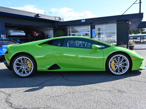 Used 2021 Lamborghini Huracan EVO RWD image 17