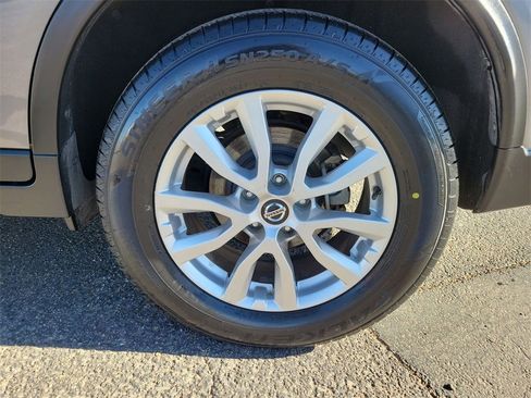 Used 2019 Nissan Rogue SV image 11