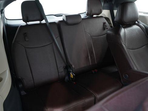 Used 2024 Toyota Sienna Platinum image 17