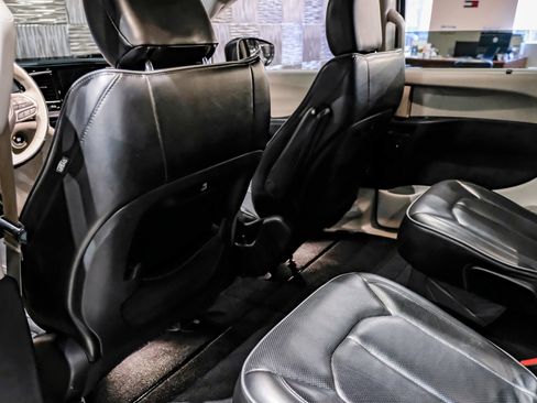 Used 2020 Chrysler Pacifica Limited FWD image 37