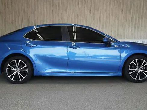 Used 2018 Toyota Camry SE image 2