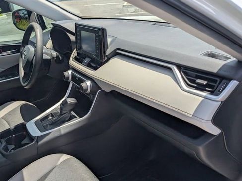 Used 2021 Toyota RAV4 XLE w/ Convenience Package FWD image 18