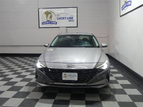 Used 2022 Hyundai Elantra Limited FWD image 2