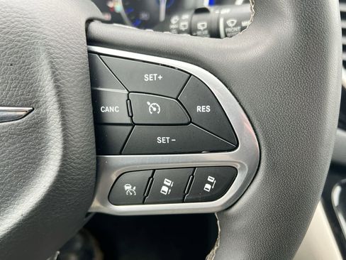 Used 2023 Chrysler Pacifica Touring-L image 24