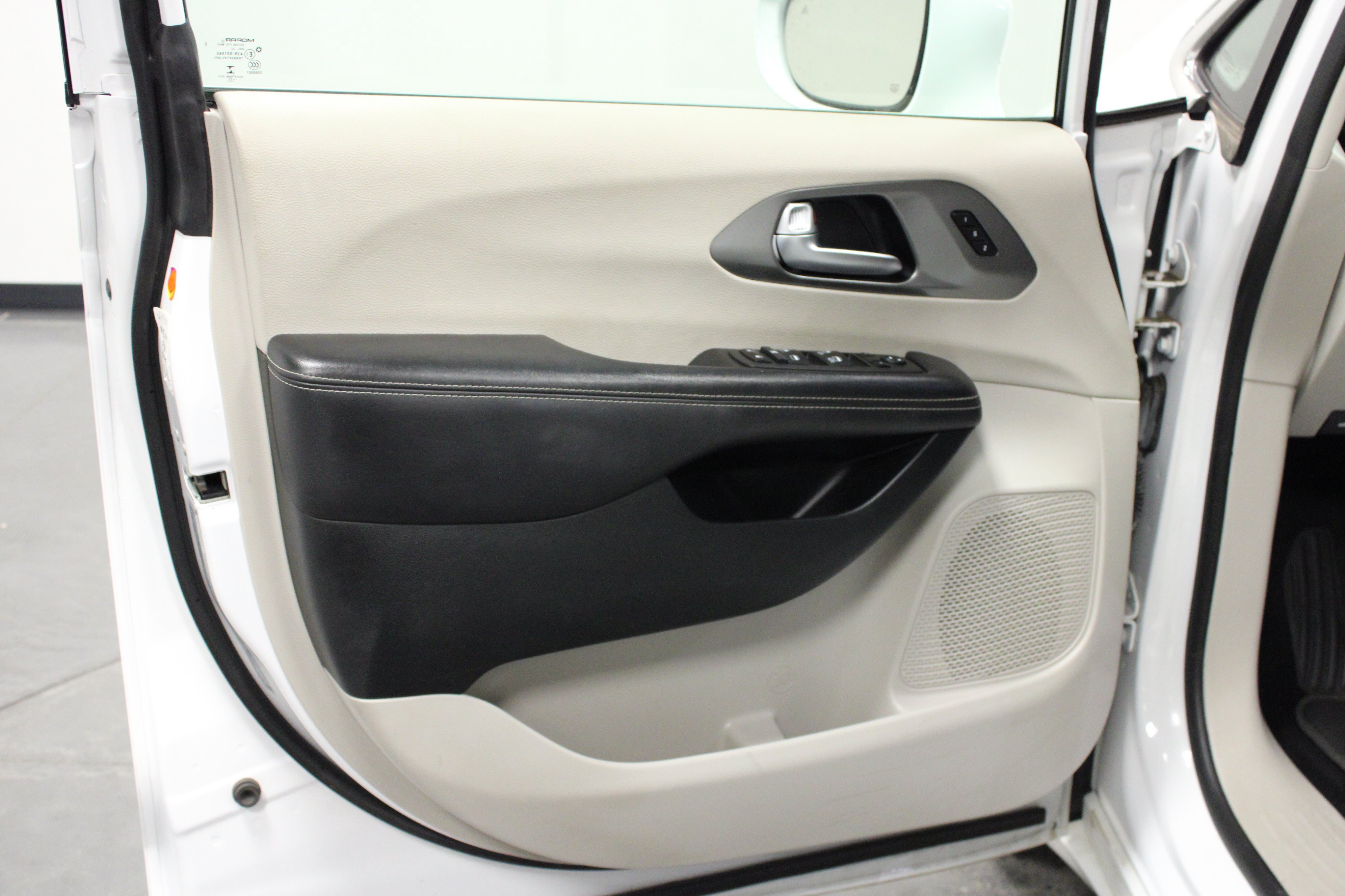 Used 2022 Chrysler Pacifica Touring-L FWD image 11