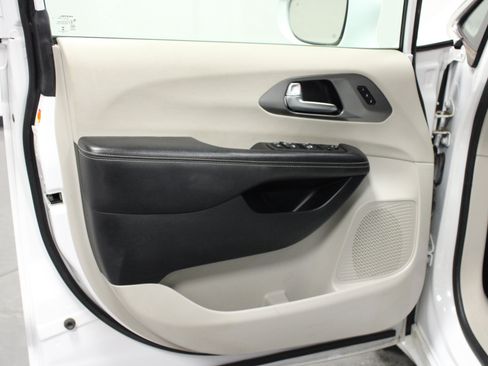 Used 2022 Chrysler Pacifica Touring-L FWD image 11