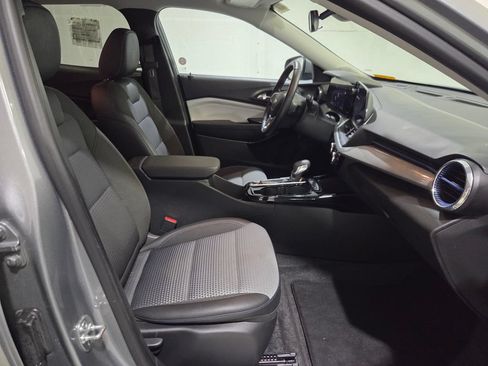 Used 2025 Chevrolet Trax LT w/ LT Convenience Package FWD image 14