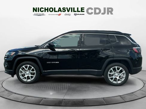 Used 2024 Jeep Compass Latitude AWD/4WD image 2