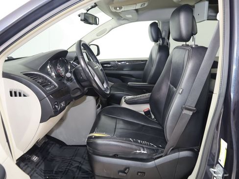 Used 2013 Chrysler Town & Country Touring FWD image 9