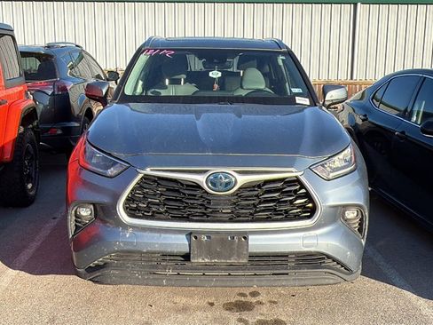 Used 2020 Toyota Highlander XLE image 2