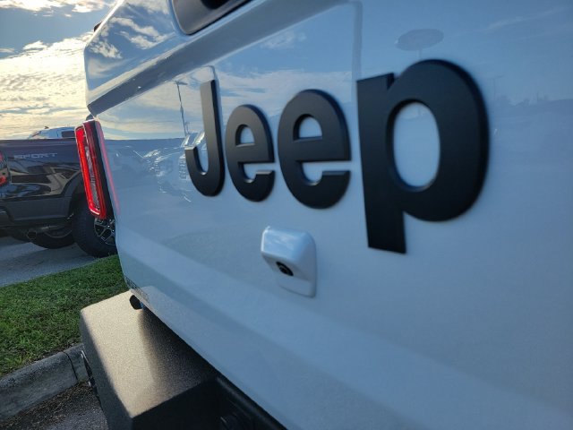 Used 2025 Jeep Gladiator Sport AWD/4WD image 7