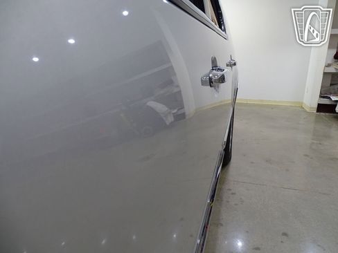 Used 2011 Cadillac Escalade ESV Premium image 36