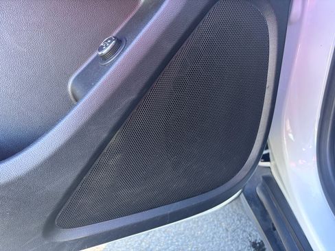 Used 2023 Chevrolet Traverse LT image 28