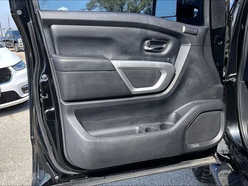 Used 2019 Nissan Titan PRO-4X w/ Pro-4x Convenience Package image 17