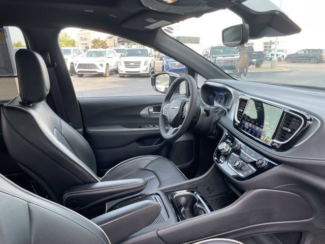 Used 2026 Chrysler Pacifica Limited FWD image 18