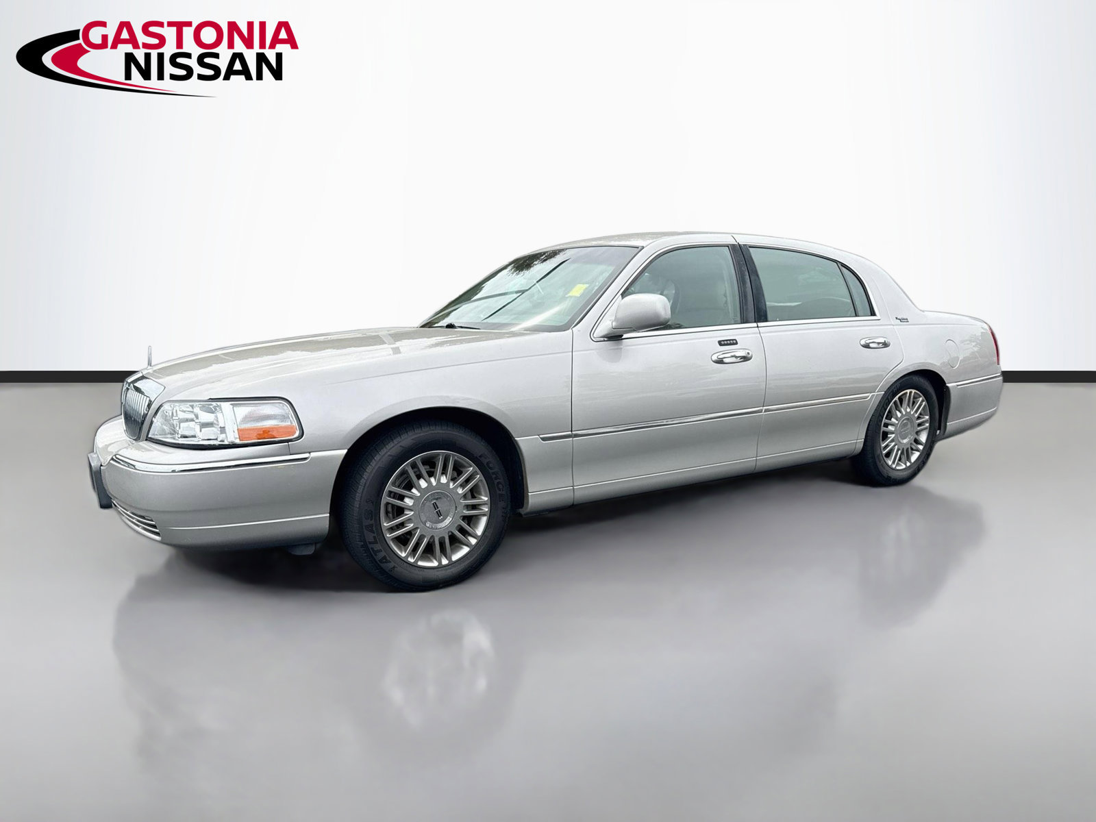 Used 2008 Lincoln Town Car Signature Limited RWD image 3