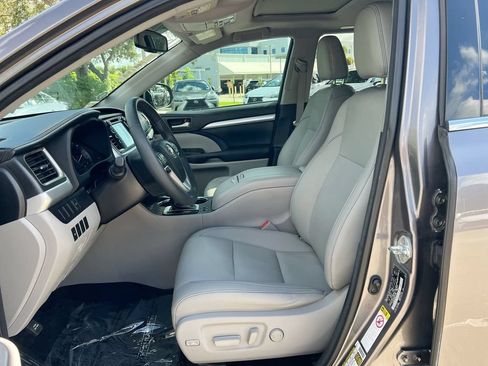 Used 2016 Toyota Highlander XLE FWD image 11