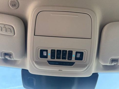 Used 2023 Ford Explorer Platinum w/ Technology Package AWD/4WD image 16
