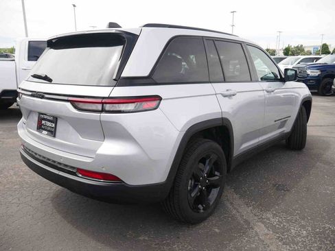 Certified 2025 Jeep Grand Cherokee Altitude AWD/4WD image 18