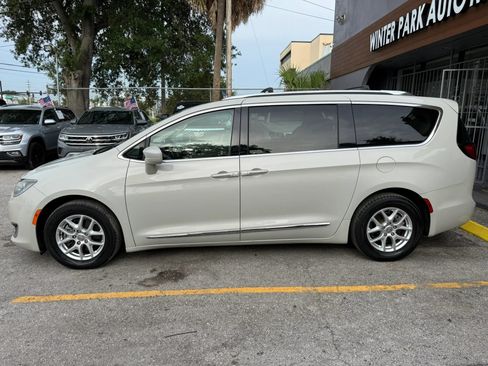 Used 2020 Chrysler Pacifica Touring-L FWD image 4