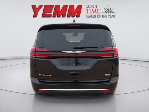 Used 2023 Chrysler Pacifica Touring-L FWD image 7