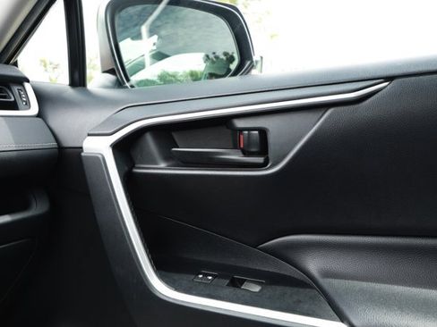 Used 2019 Toyota RAV4 LE FWD image 26
