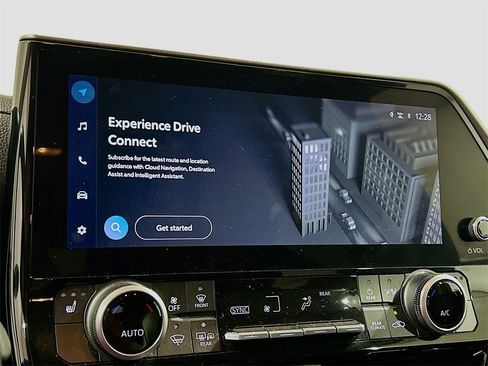 Used 2024 Toyota Highlander XLE image 12