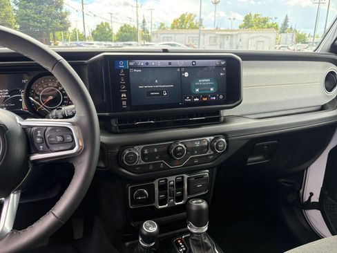 Used 2025 Jeep Wrangler Unlimited Sahara AWD/4WD image 17