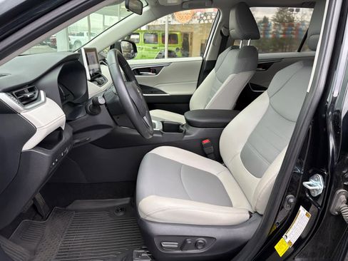 Used 2023 Toyota RAV4 XLE Premium image 14