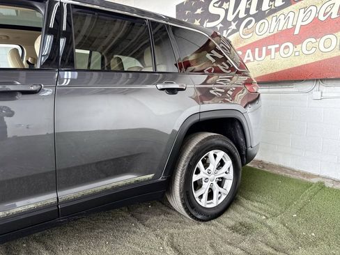 Used 2022 Jeep Grand Cherokee Limited w/ Luxury Tech Group II image 2